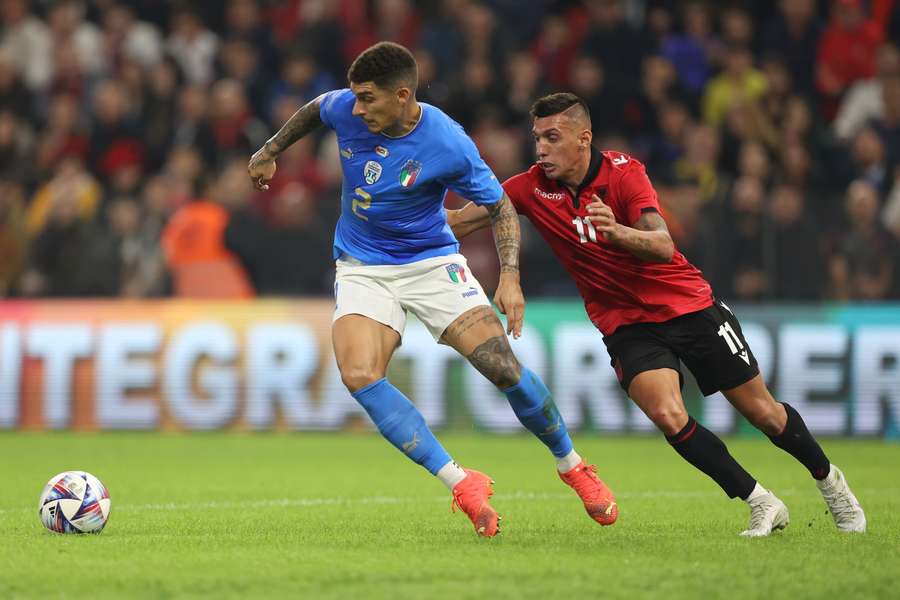 Di Lorenzo, autor do 1-0, perseguido por Uzuni