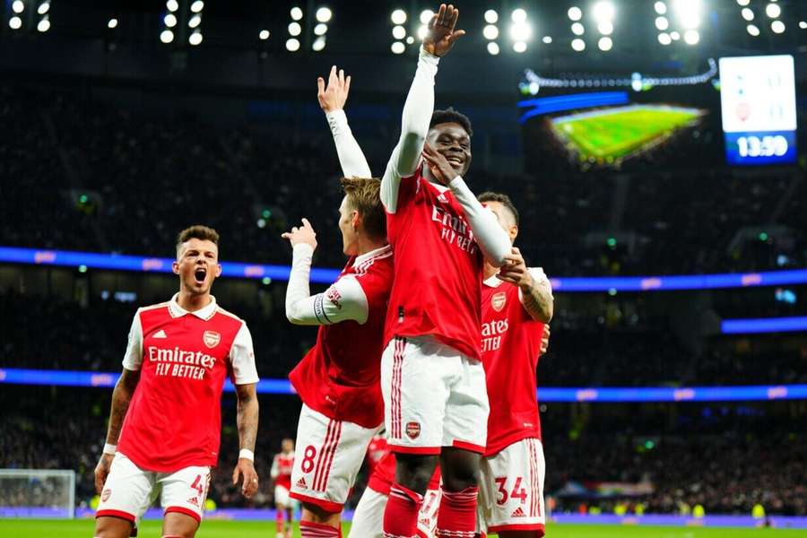 Die Arsenal-Spieler bejubeln den ersten Treffer für ihr Team im Tottenham Hotspur Stadium