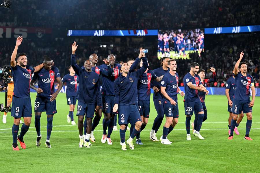 De spelers van PSG vieren een feestje na de overwinning op Marseille