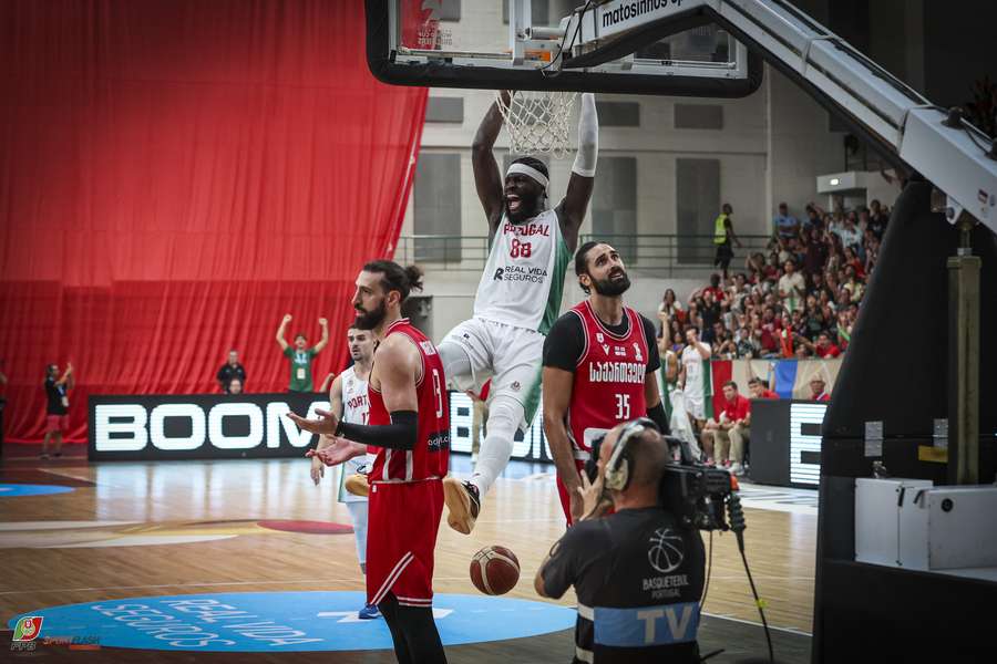 Neemias Queta em ação por Portugal Neemias Queta em ação por Portugal