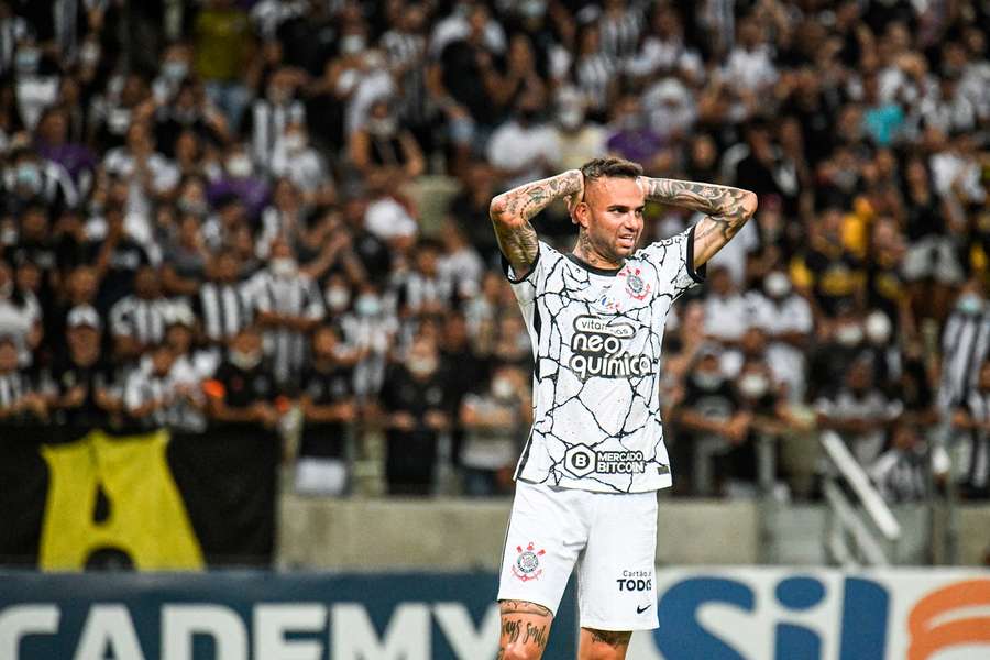 Giocatore del Corinthians Luan aggredito dai tifosi