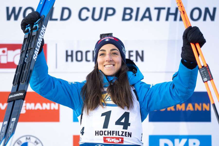 Lisa Vittozzi sul podio dopo la vittoria nell'inseguimento a Hochfilzen (14 dicembre 2025)