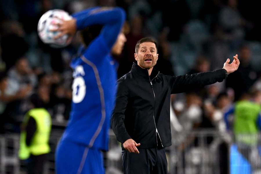 Chelsea coach Xabi Alonso (R)