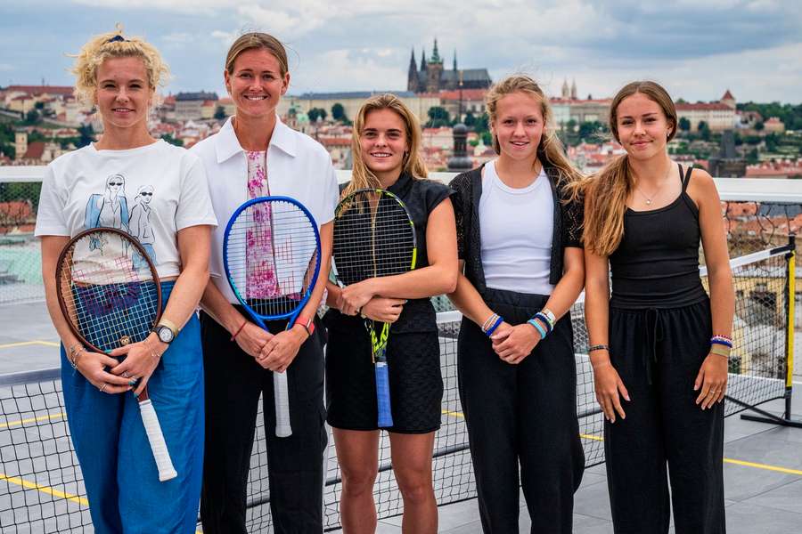 Tenistky zahájily netradičně na terase obchodního domu turnaj Livesport Prague Open.