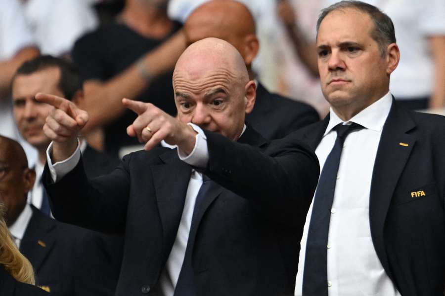 Victor Montagliani (vpravo) zvažuje kandidovat proti Giannimu Infantinovi (vlevo). Victor Montagliani (vpravo) zvažuje kandidovat proti Giannimu Infantinovi (vlevo).