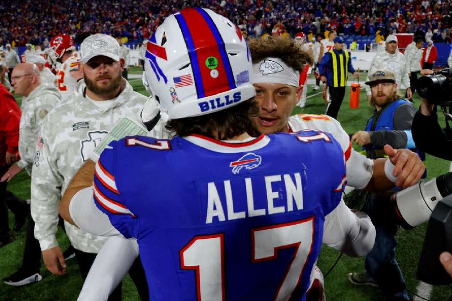 Josh Allen é cumprimentado por Patrick Mahomes após a partida no Highmark Stadium