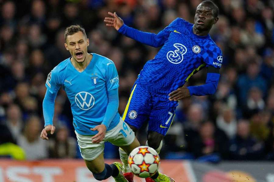 Birmančevič v dresu Malmö v Lize mistrů proti Chelsea a N'Golo Kantém.