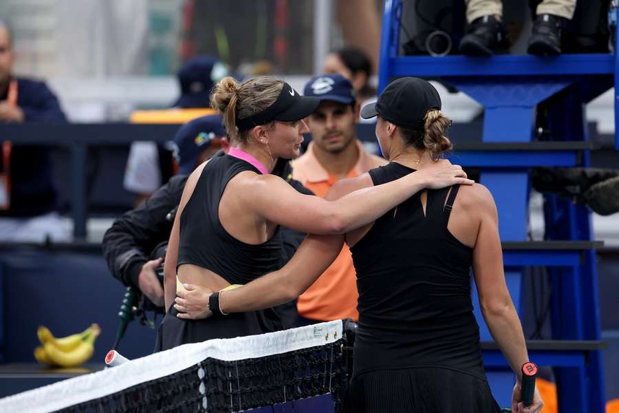 Paula Badosa (l.) und Aryna Sabalenka (r.) spielten schwarz gekleidet gegeneinader.