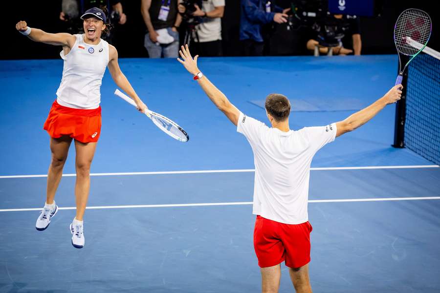 Swiatek e Hurkacz celebram vitória em cima da Itália em Brisbane