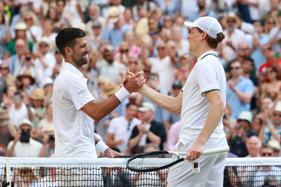 Novak Djokovic se salută cu Jannik Sinner după semifinala turneului de la Wimbledon 2026 Novak Djokovic se salută cu Jannik Sinner după semifinala turneului de la Wimbledon 2026