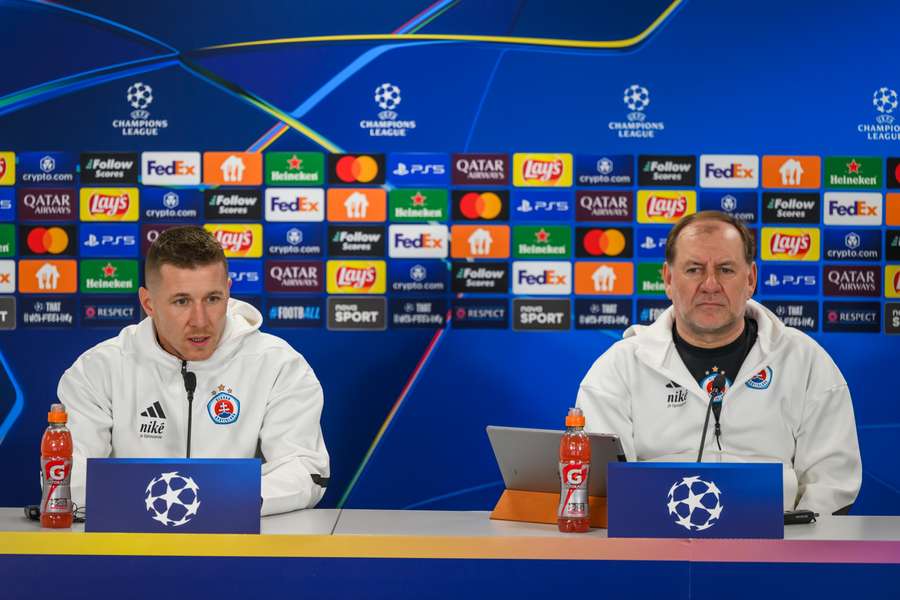 Juraj Kucka a Vladimír Weiss na tiskové konferenci.
