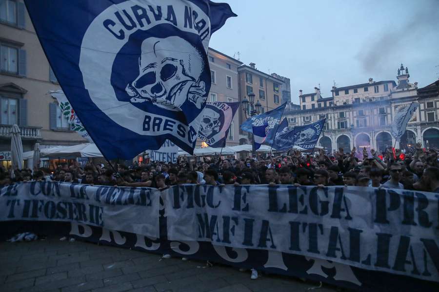 Le proteste dei tifosi del Brescia contro Massimo Cellino della scorsa primavera