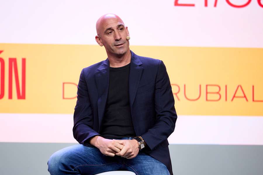 Luis Rubiales anuncia a sua demissão do cargo de presidente da RFEF Luis Rubiales anuncia a sua demissão do cargo de presidente da RFEF