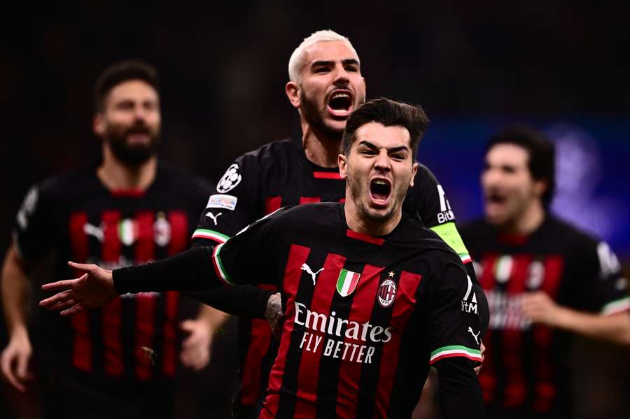 Brahim y Theo celebran el gol del Milan.
