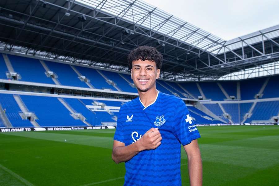 Adam Aznou apresentado pelo Everton Adam Aznou apresentado pelo Everton