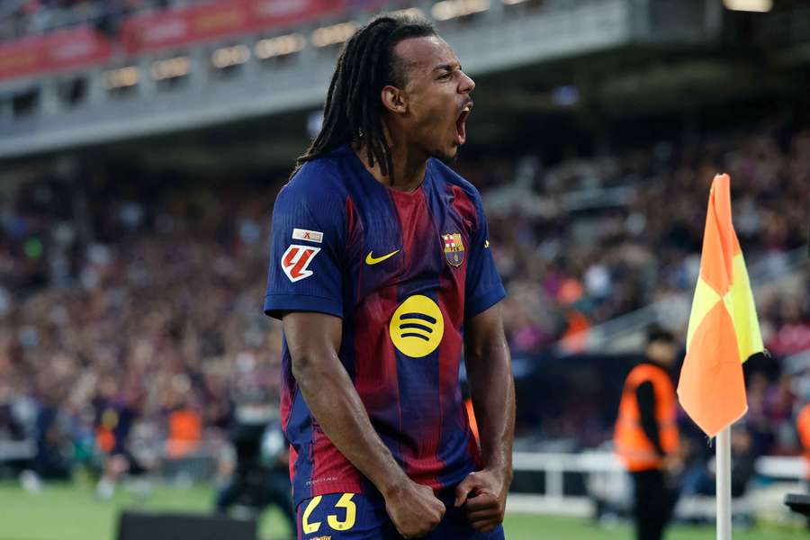 Jules Koundé celebra un gol ante la Real Sociedad