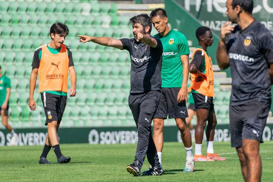 Luís Freire no comando de um treino do Rio Ave