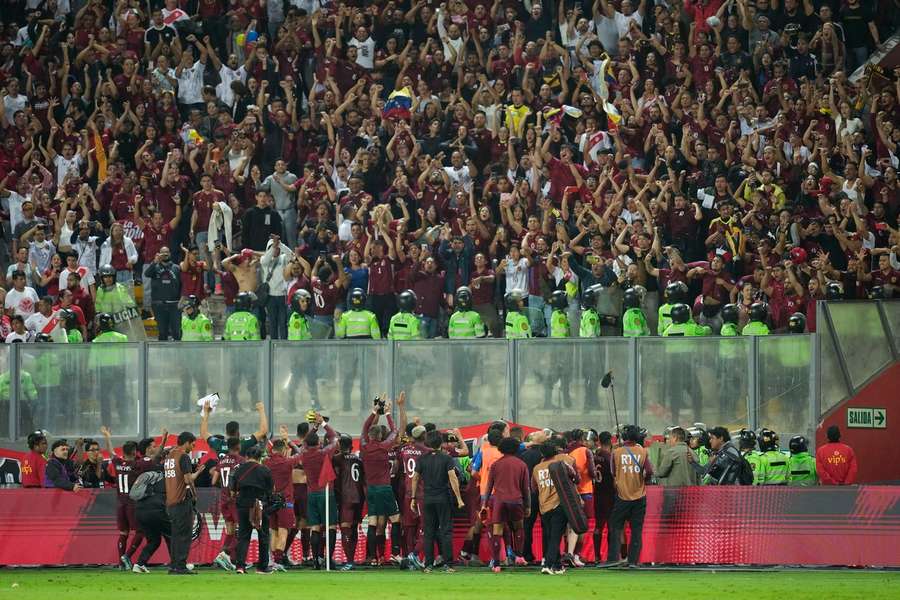 Spelers van Venezuela bedanken de fans