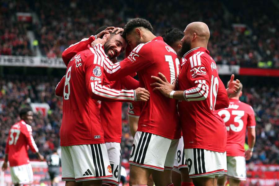 Bruno Fernandes, felicitat de coechipieri după al 20-lea assist al sezonului