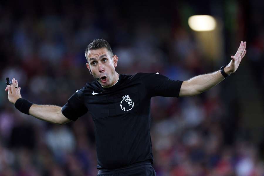 David Coote a fost pus sub acuzare