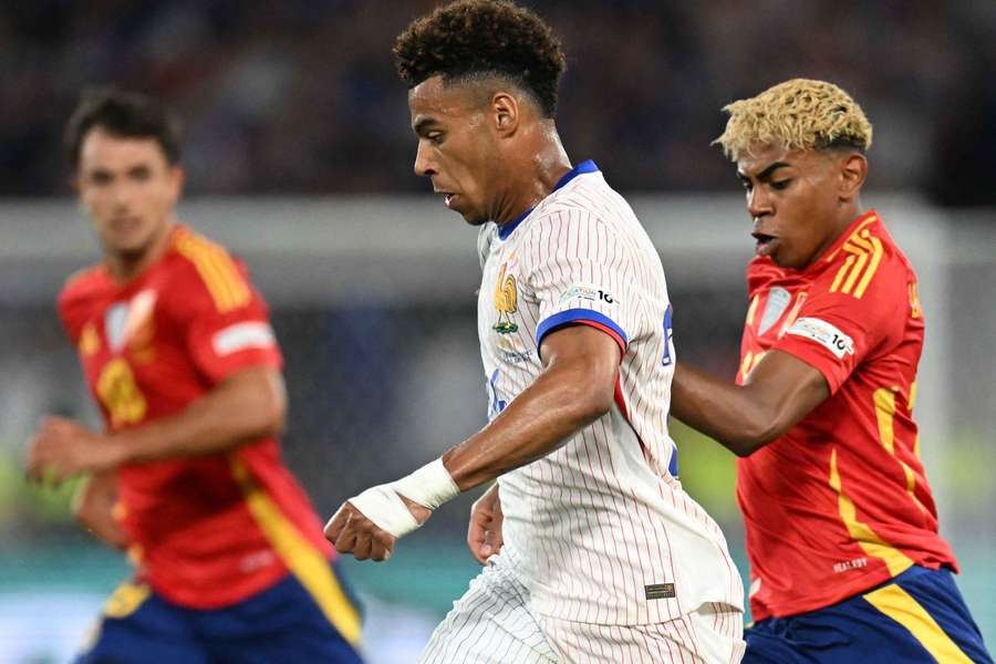 Doué e Lamine Yamal no duelo pela Nations League em 2025 Doué e Lamine Yamal no duelo pela Nations League em 2025