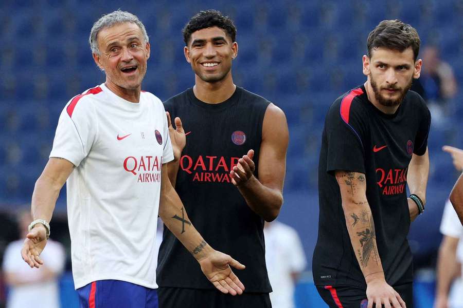 Paris Saint-Germain coach Luis Enrique with Achraf Hakimi and Khvicha Kvaratskhelia during training Paris Saint-Germain coach Luis Enrique with Achraf Hakimi and Khvicha Kvaratskhelia during training