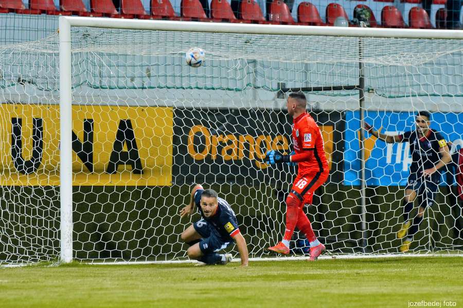 Mondek strieľa druhý gól v zápase a potvrdzuje záchranu pre ViOn