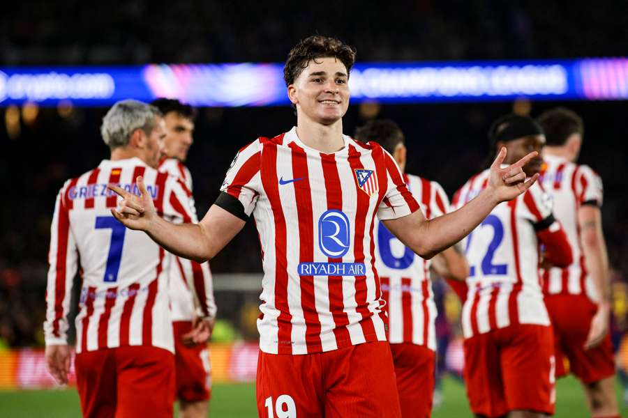 Julian Alvarez comemora gol contra o Barcelona. Atacante argentino abriu o placar no Spotify Camp Nou.