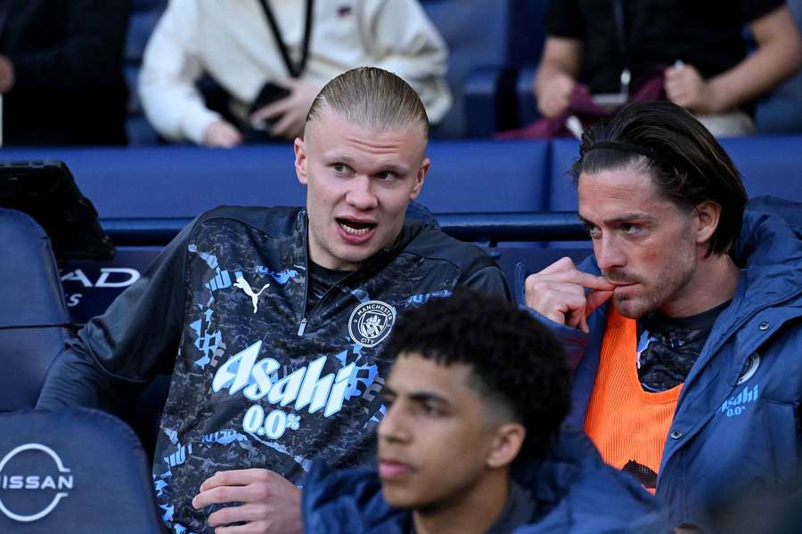 Grealish com Haaland no banco de suplentes do City