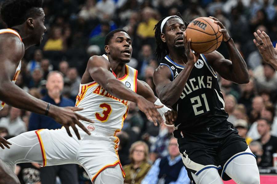 Proti sebe bojujúci bratia Holidayovci. Na strane Bucks Jrue, za Hawks zase Aaron.