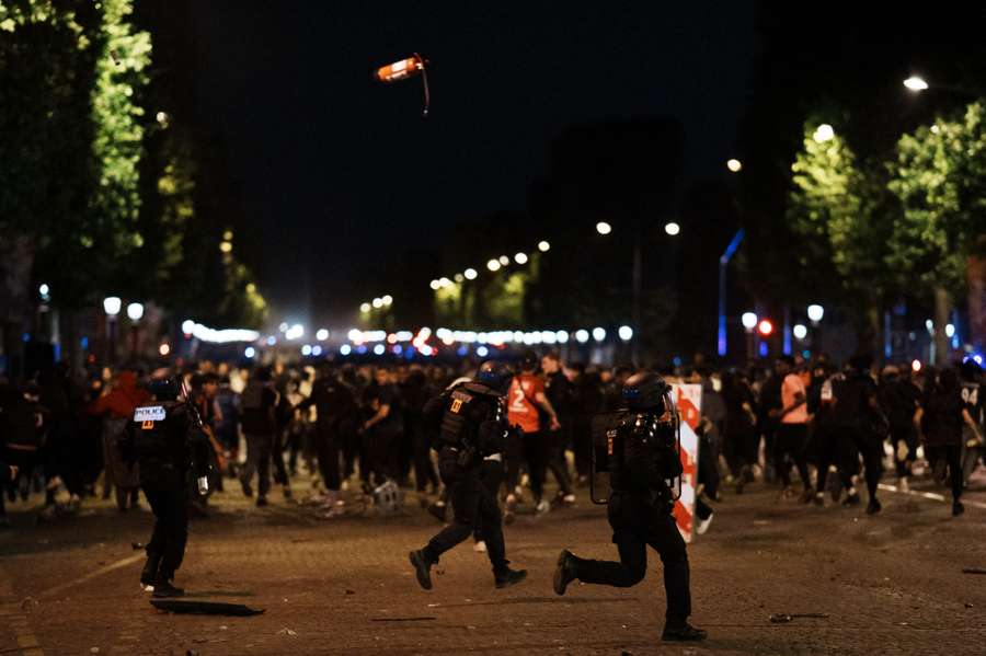 Les Champs-Élysées samedi soir.