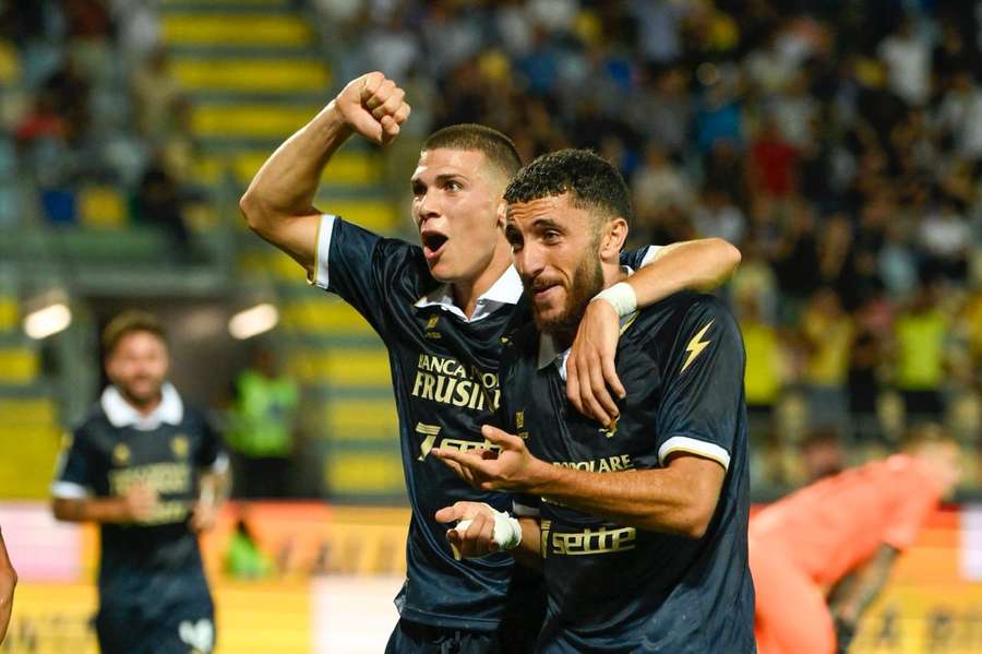 Ghedjemis festeggiato dopo il 2-0