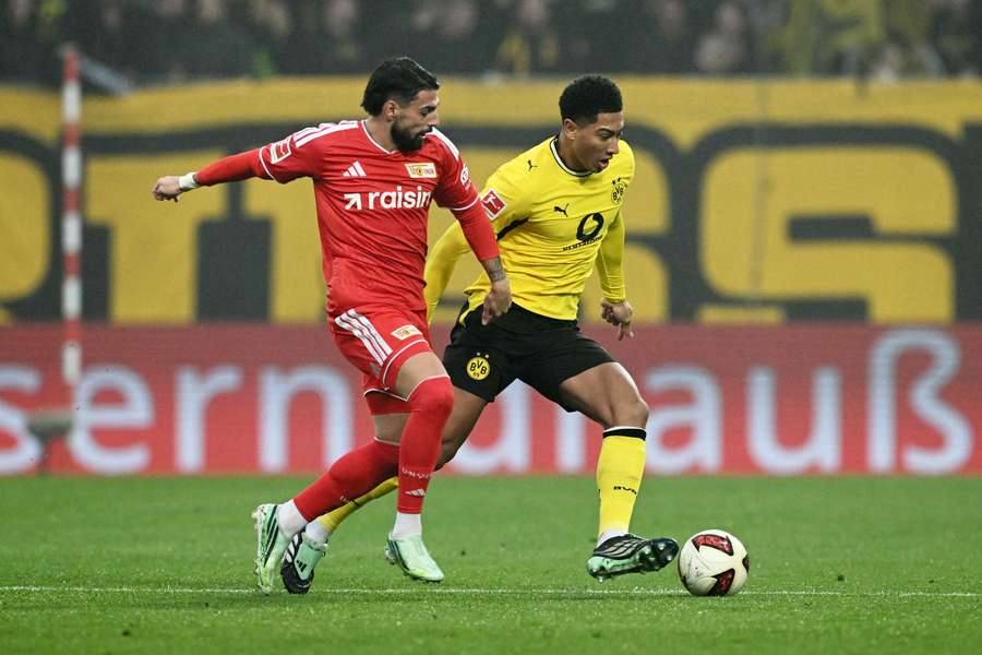 Union Berlín doma remizoval s Dortmundem 0:0. Union Berlín doma remizoval s Dortmundem 0:0.