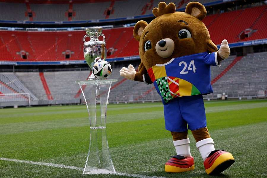 La mascotte, le ballon et le trophée de l'Euro 2024 ce lundi à l'Allianz Arena.