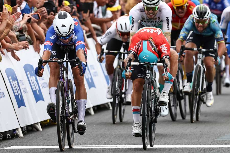 Jasper Philipsen mais forte do que Caleb Ewan na quarta etapa