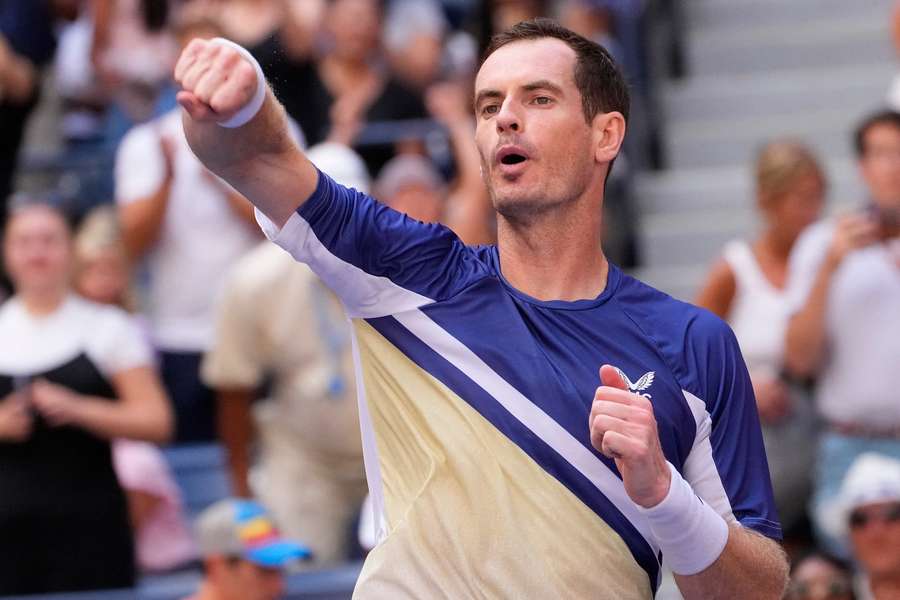 Murray overcomes Nava in four sets to move into US Open third round