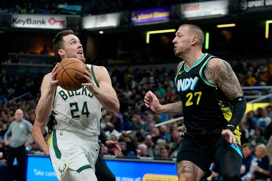 NBA Round-up: Daniel Theis (r.) hier gegen Bucks' Pat Connaughton (l.) schlägt im ersten Einsatz Antetokounmpo.