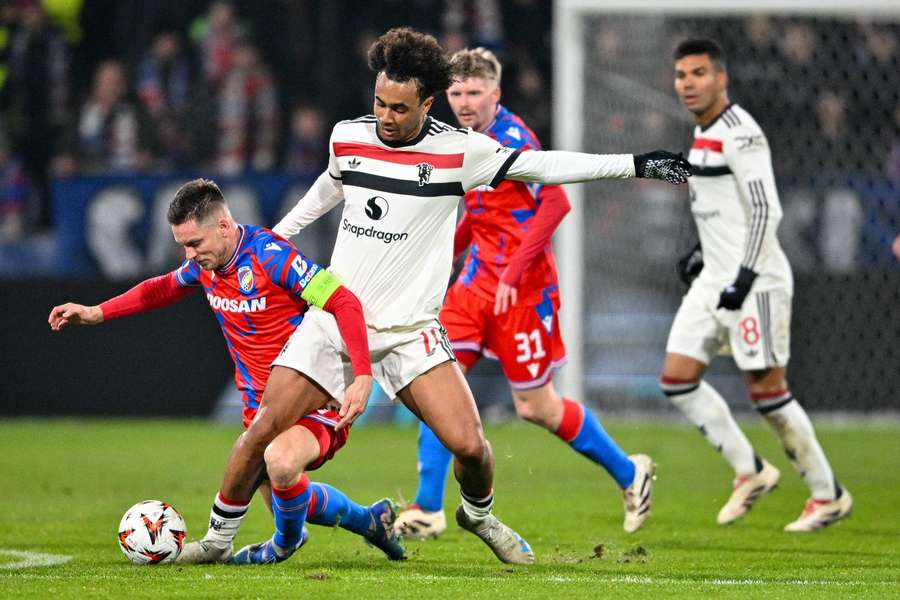 Zirkzee en el Viktoria Plzn-Manchester United