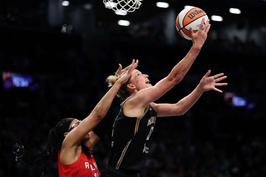 Leonie Fiebich (r.) beim Dunk