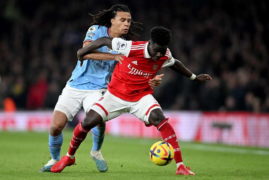 Nathan Aké in duel met Bukayo Saka van Premier League-koploper Arsenal