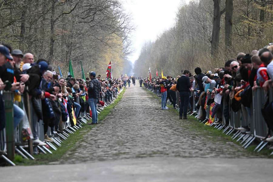 Die entschärfte Arenberg-Anfahrt stößt bei Van der Poel auf wenig Gegenliebe.