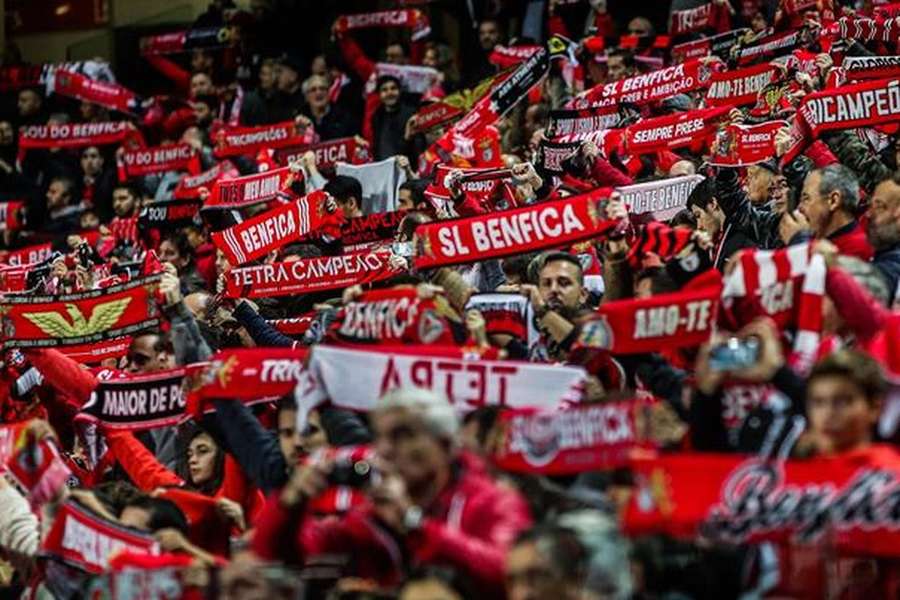 Adeptos do Benfica esgotaram ingressos colocados à venda esta terça-feira