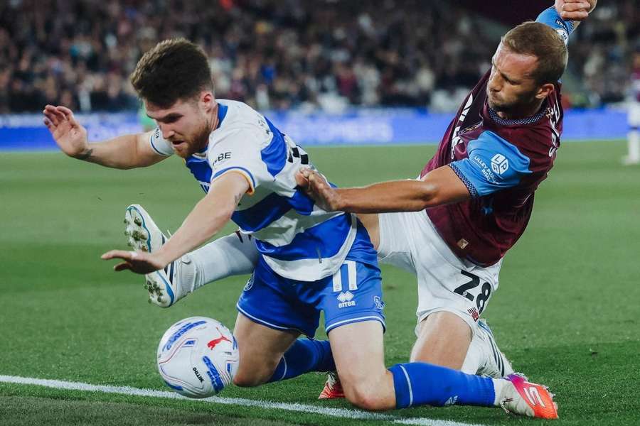Souboj Tomáše Součka s Paulem Smythem, který skončil penaltou pro QPR. Souboj Tomáše Součka s Paulem Smythem, který skončil penaltou pro QPR.