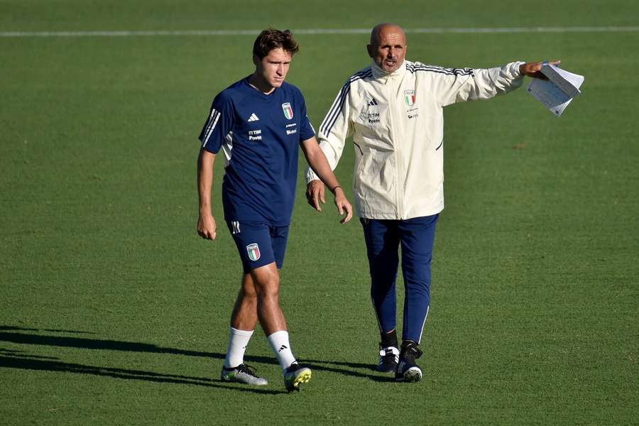 Federico Chiesa ascolta le indicazioni di Luciano Spalletti