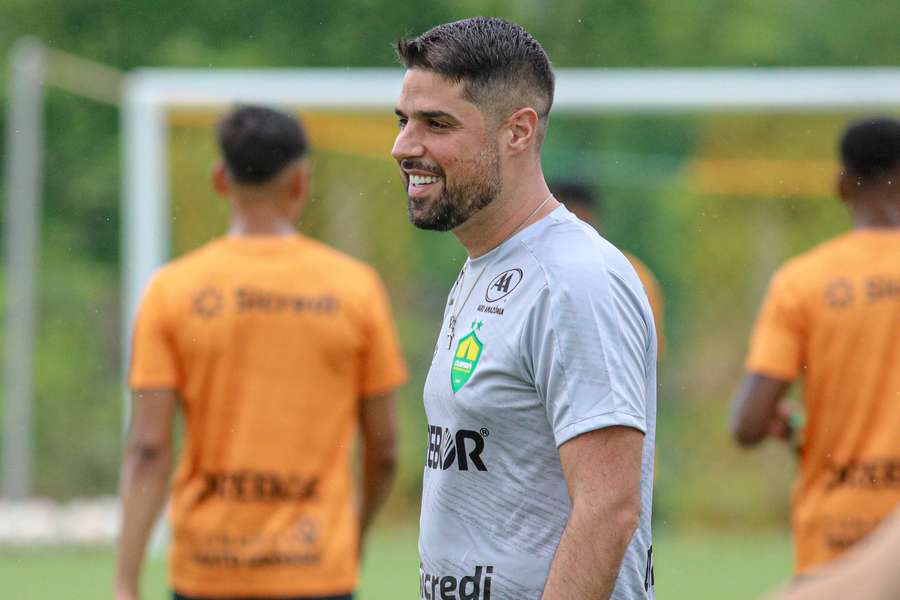 António Oliveira terá seu maior desafio no futebol brasileiro