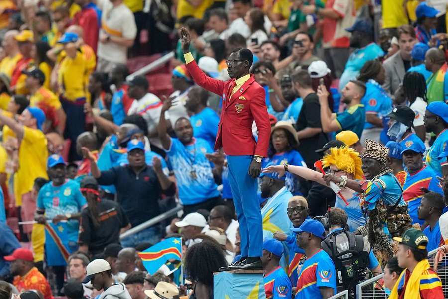 Michel Nkuka Mboladinga přijel podpořit reprezentaci Konga. Michel Nkuka Mboladinga přijel podpořit reprezentaci Konga.