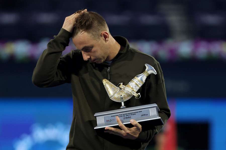 Tallon Griekspoor cu trofeul acordat vicecampionului, după retragerea din finala de la Dubai