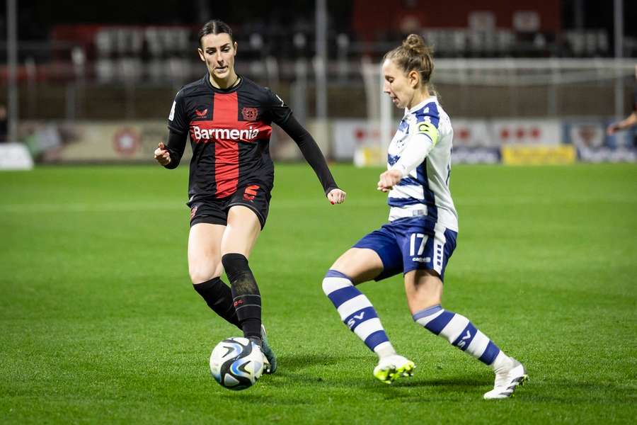 Leverkusens Selina Ostermeier (l.) und Yvonne Zielinski (r.) vom MSV Duisburg.