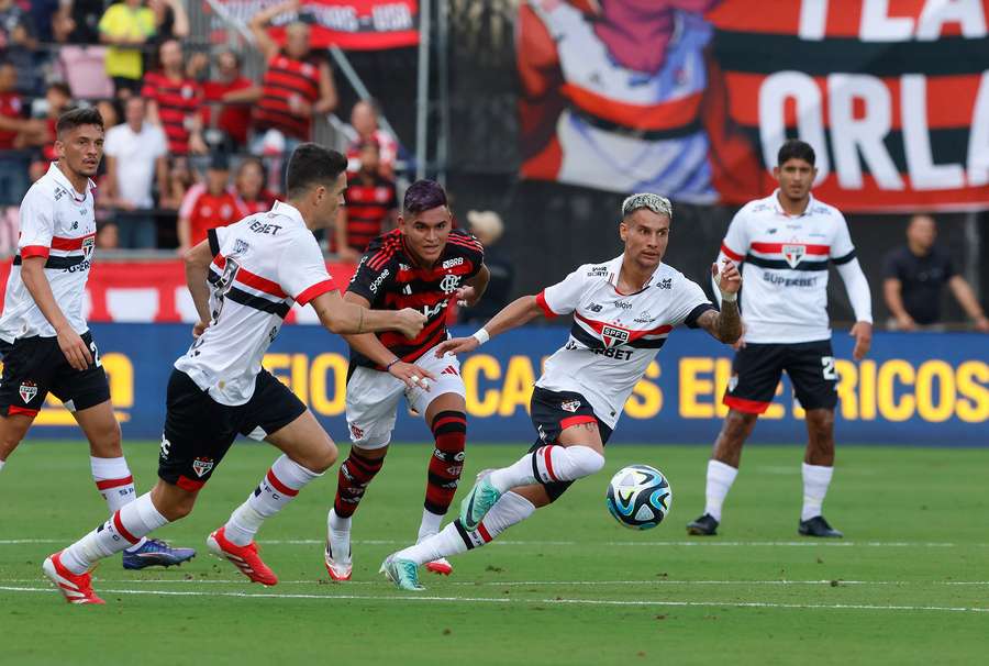 Flamengo e São Paulo fizeram um jogo aberto