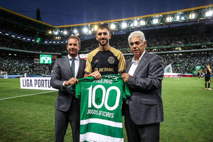 Paulinho foi homenageado antes do jogo por Frederico Varandas e Manuel Fernandes Paulinho foi homenageado antes do jogo por Frederico Varandas e Manuel Fernandes